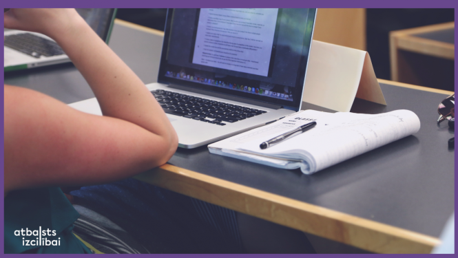 Cilvēks pie datora un klades