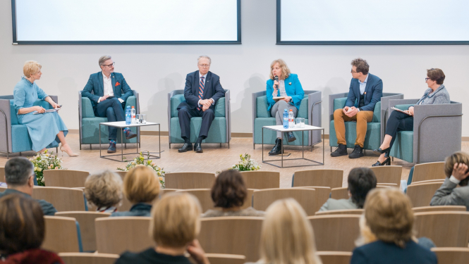LU un IZM noslēguma diskusijā par pedagogu sagatavošanu eksperti sēžpie galda, redzami arī skatītāji zālē