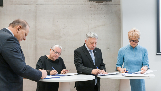 Ministre Anda Čakša, LU rekors Indriķis Muižnieks paraksta memorandu