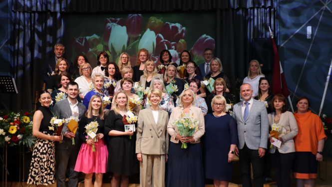 Valmieras Pārgaujas Valsts ģimnāzijas pedagogu kopbilde ar ministri Andu Čakšu