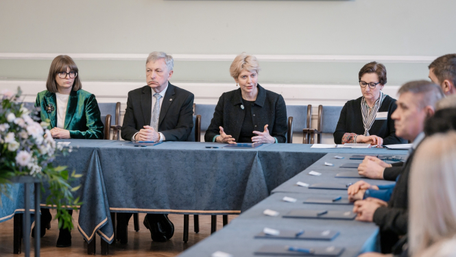 IZM, LU un pašvaldību memoranda parakstīšana. Attēlā redzama izglītības un zinātnes ministre Anda Čakša, LU rekotrs Indriķis Muižnieks un LU Izglītības zinātņu un psiholoģijas fakultātes dekāne Linda Daniela.