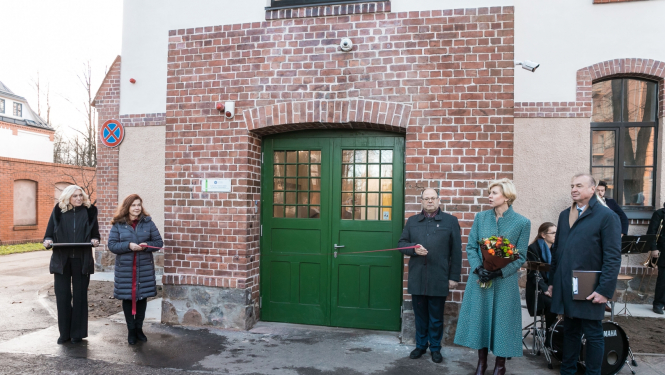 Pie jaunās LU klīnisko studiju bāzes Paula Stradiņa Klīniskās universitātes slimnīcā ir novilkta sarkanā lenta, Izglītības un zinātnes ministre saka uzrunu