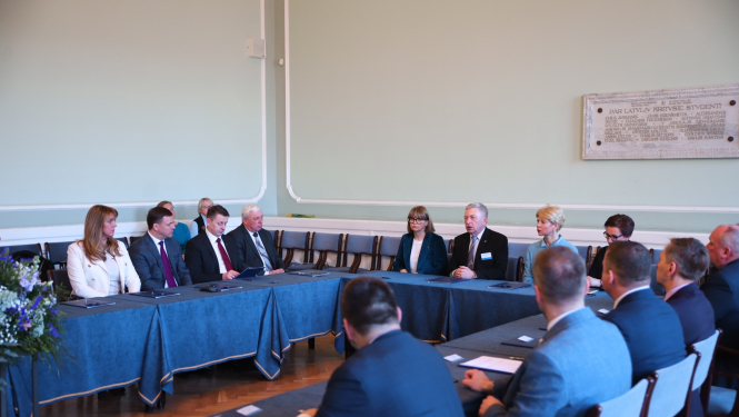 LU Mazajā aulā pie galda sēž izglītības un zinātnes ministre Anda,Čaksā, LU rektors Indriķis Muižnieks, LU Izglītības zinātņu un pedagoģijas fakultātes dekāne Linda Daniela, LU Padomes locekle Mārīte Seile un pašvaldību pārstāvji, kuri paraksta memorandu