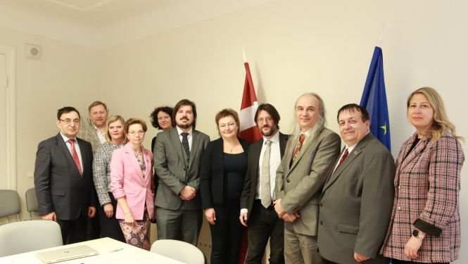 Kopbilde pie ES un Latvijas karogiem