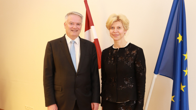 Izglītības un zinātnes ministre Anda Čakša kopā ar OECD ģenerāldirektoru Matiasu Kormanu pie Latvijas un Eiropas Savienības karogiem