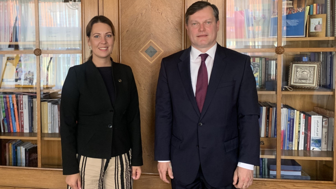 ministre ar vēstnieku