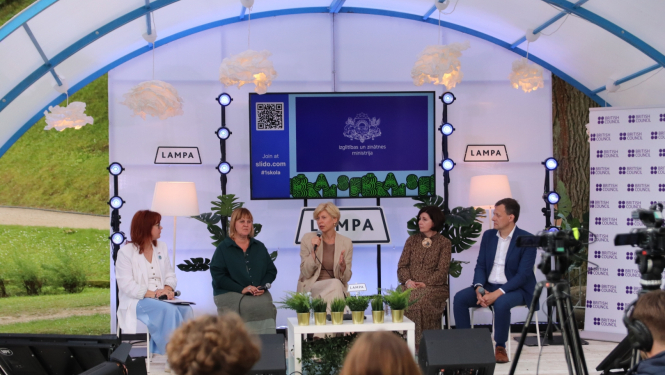 Diskusijas dalībnieki uz skatuves