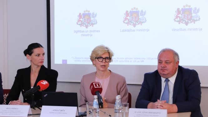 Preses konferencē pie galda sēž izglītības un zinātnes ministre Anda Čakša, zglītības kvalitātes valsts dienesta Kvalitātes nodrošināšanas departamenta direktora vietnieks Ivans Jānis Mihailovs un IZM Izglītības departamenta direktores vietniece iekļaujošas izglītības jautājumos Olga Ozola.