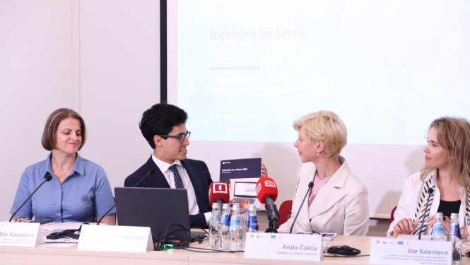 Izglītības un zinātnes ministre Anda Čakša saņem grāmatu "Education at a Glance" no OECD Izglītības un prasmju departamenta Politikas analīzes un īstenošanas nodaļas analītiķa Kristofera Olivaresa  