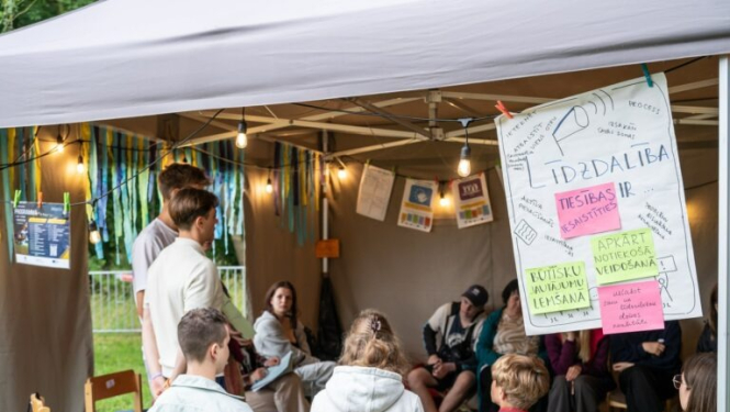 Jauniešu diskusija teltī