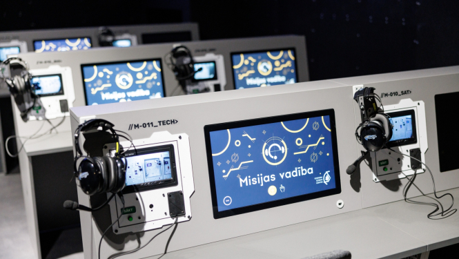 Vadības pults Kosmosa izziņas centrā. Uz ekrāna uzraksts "Misija vadība"