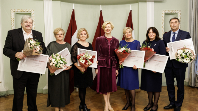 Ministru kabineta Atzinības rakstu saņēmēji kopā ar izglītības un zinātnes ministri Andu Čakšu.