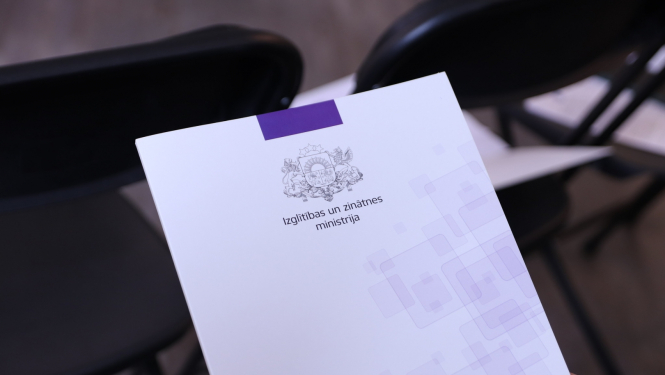 Mape ar Izglītības un zinātnes logotipu