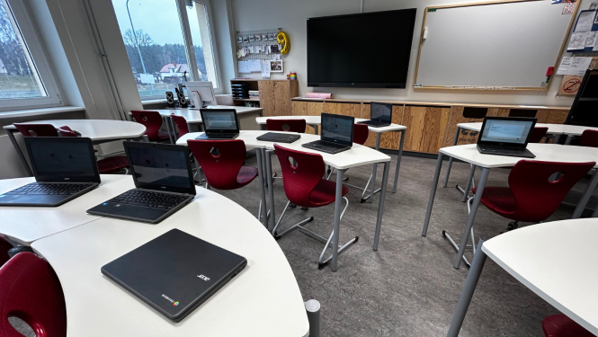 Mācību klase ar chromebook datoriem, kas novietoti uz galdiem