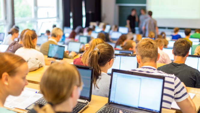 Studenti lekcijā strādā ar portatīvajiem datoriem