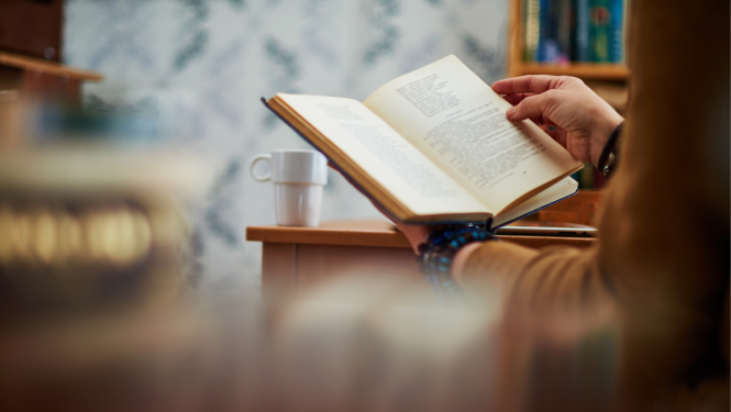 Cilvēks lasa grāmatu