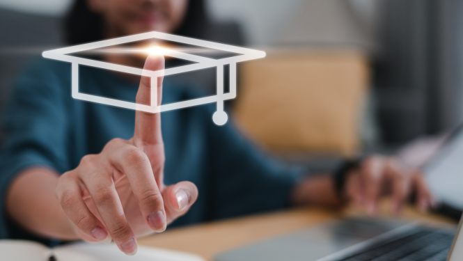 Cilvēka roka priekšplānā, ar rādītājpirkstu uzspiež uz ikoniņas, kas simbolizē izglītību - absolventa cepure