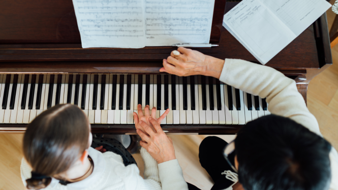 Skolotāja māca meitenei spēlēt klavieres