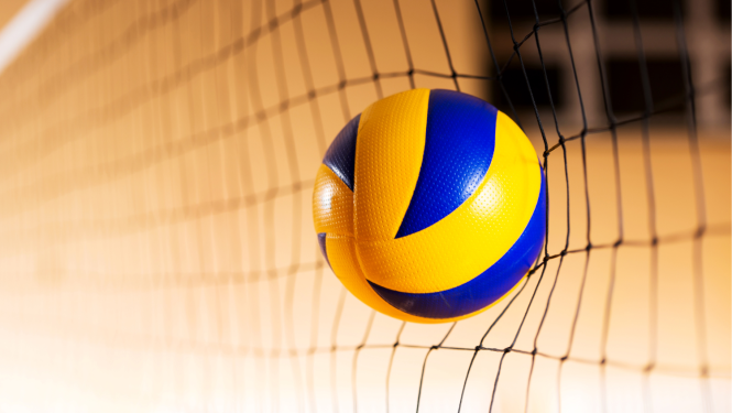 Volejbola bumba ielido tīklā