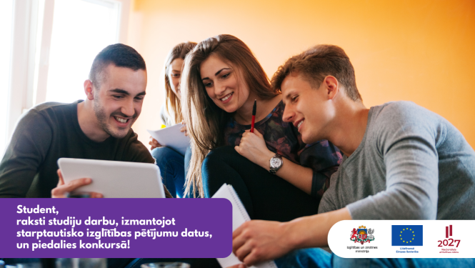 Priecīgi jaunieši skatās planšetē un apspriež tur redzēto