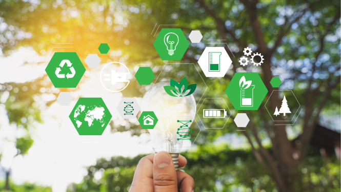 Dabas fons, priekšplānā roka, kas tur spuldzīti un ap spuldzīti ir dažādas ar klimatneitralitāti saistīta ikoniņas uz zaļu sešstūru fona