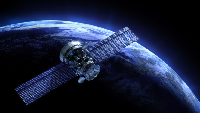 Satelīts uz Zemes fona