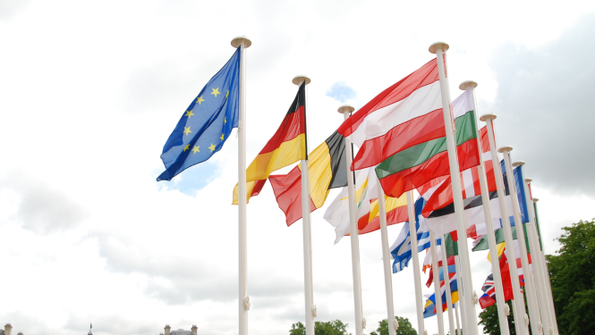 Uz mastiem plīvo Eiropas Savienības karogs (zils ar dzeltenām zvaigznēm) un citu Eiropas Savienības dalībvalstu karogi