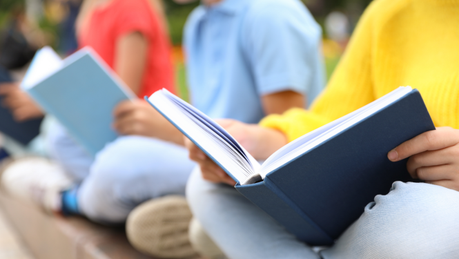 Bērni lasa grāmatu