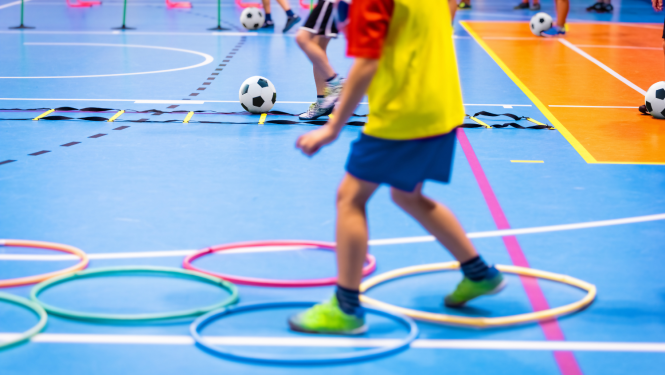 Bērni trenējas sporta zālē