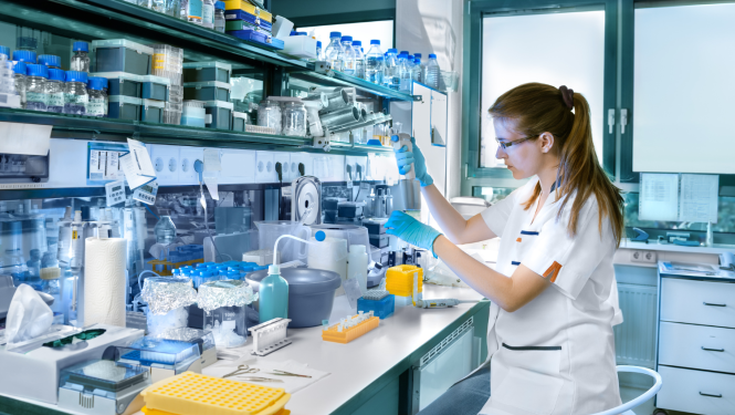 Zinātniece laboratorijā