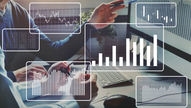 Cilvēki pie datora apspriež grafiku, attēlam priekšplānā grafiku shematiski attēlojumi 