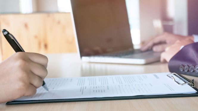 Cilvēks raksta iesniegumu