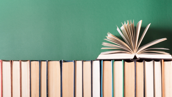 Grāmatas noliktas rindā un uz šīs grāmatu rindas stāv atvērta grāmata, zaļš fons