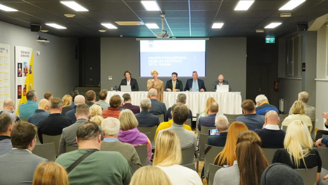 Izglītības un zinātnes ministre Anda Čakša piedalās seminārā sporta organizācijām. Ministre auditorijas priekšā stāsta par aktualitātēm.