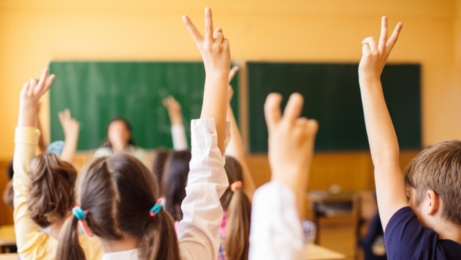 Skolēni klasē ceļ rokas