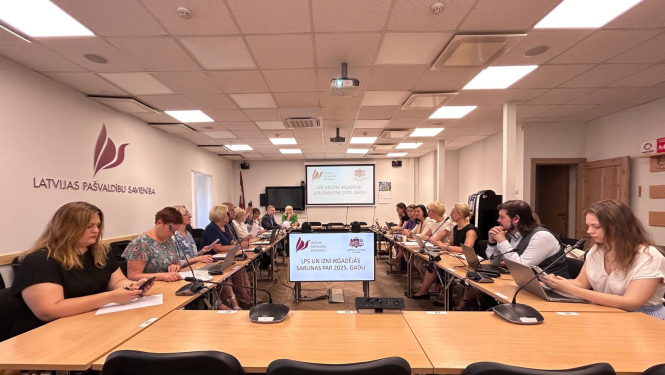 IZM un LPS ikgadējās sarunas. Cilvēki sēž ap galdu LSP telpā. 