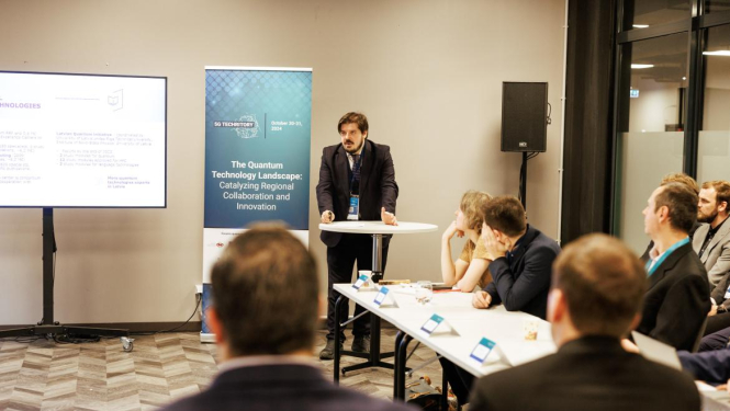 Jānis Paiders saka uzrunu koprades pasākuma “Kvantu tehnoloģiju ainava: reģionālās sadarbības un inovāciju veicināšana” dalībniekiem