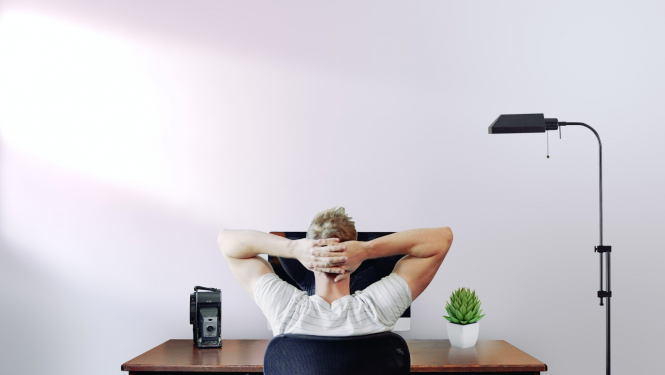 vīrietis pie datora