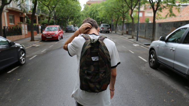 jaunietis iet pa ceļu