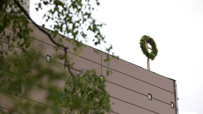 Spāru vainags uz komandu sporta spēļu halles jumta