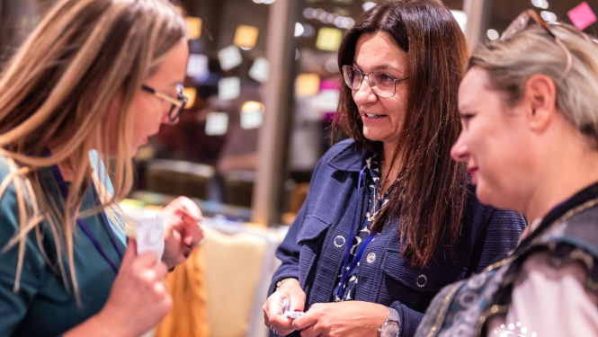 Trīs sievietes sarunājas