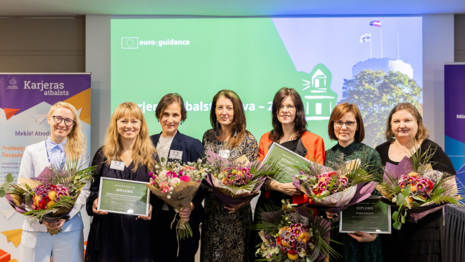 Karjeras atbalsta balvas 2024. gada laureātu kopbilde. Septiņas sievietes ar ziediem rokās.