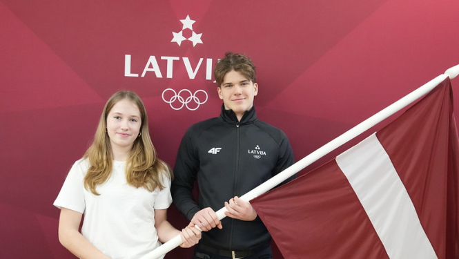 Latvijas delegācijas karognesēji Pasaules Jauniešu Ziemas Olimpiskajās spēlēs Amēlija Kotāne un Olivers Mūrnieks.