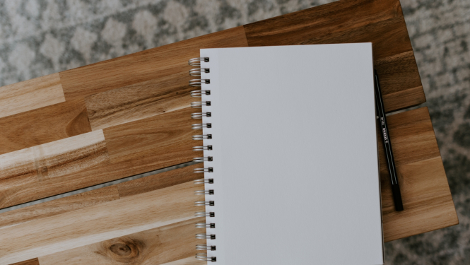 tukša klades lapa uz galda