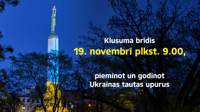 Brīvības piemineklis izgaismots Ukrainas karoga krāsās - augšpusē zils, apakšā dzeltens