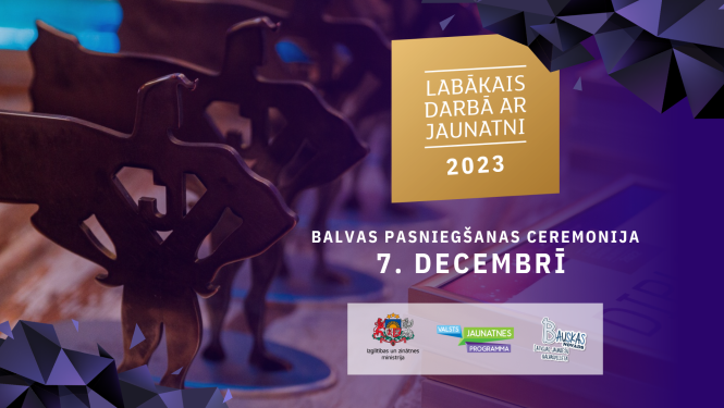 Foto redzams supermena tēls ar "J" burtu uz krūtīm