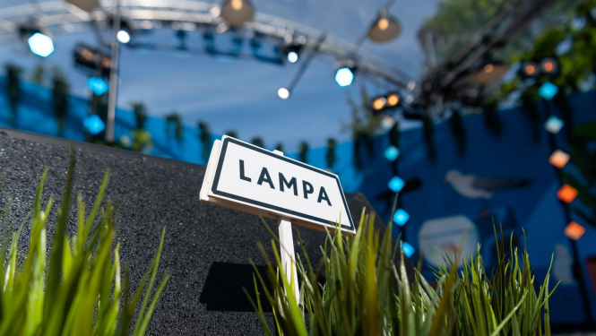 Lampa uzraksts uz skatuves