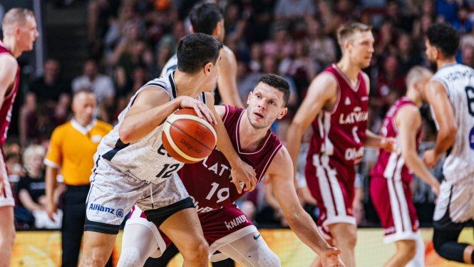 Latvijas izlase spēlē basketbolu
