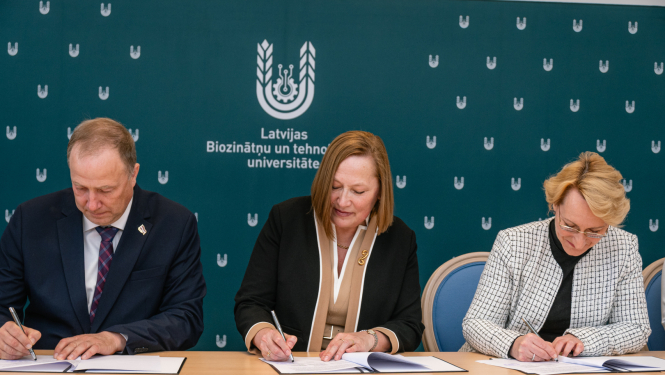 Latvijas Biozinātņu un tehnoloģiju universitātes (LBTU) rektore Irina Arhipova, Izglītības un zinātnes ministre Dace Melbārde un Zemkopības ministrijas valsts sekretārs Ģirts Krūmiņš paraksta līgumu