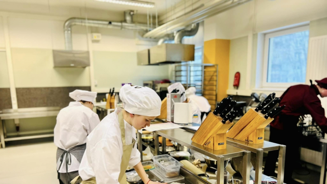 Studenti mācās gatavot profesionālā virtuvē